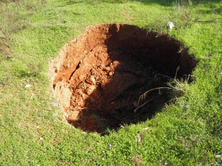 sinkhole-locating-signs-a-sinkhole-could-appear-concrete-visions